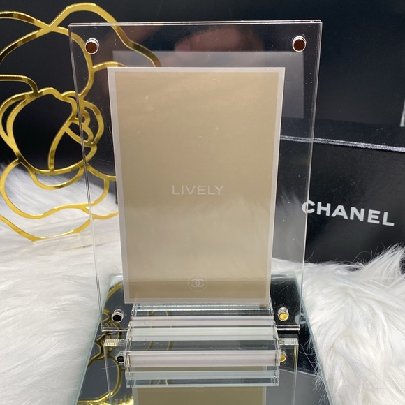 Chanel No 5 L’Eau Card in Acrylic Frame and Stand 4” x 6” NEW! - Picture 3 of 3